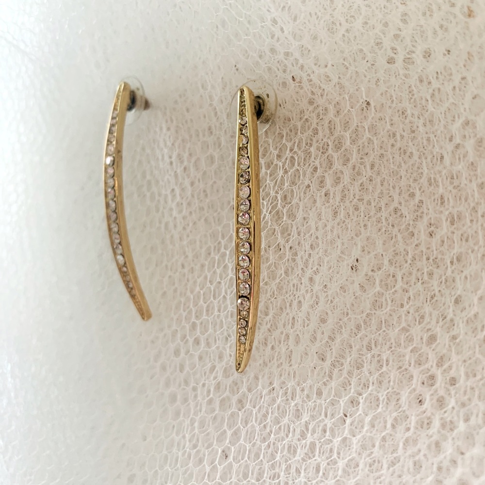Day-to-night simple and elegant gold earrings